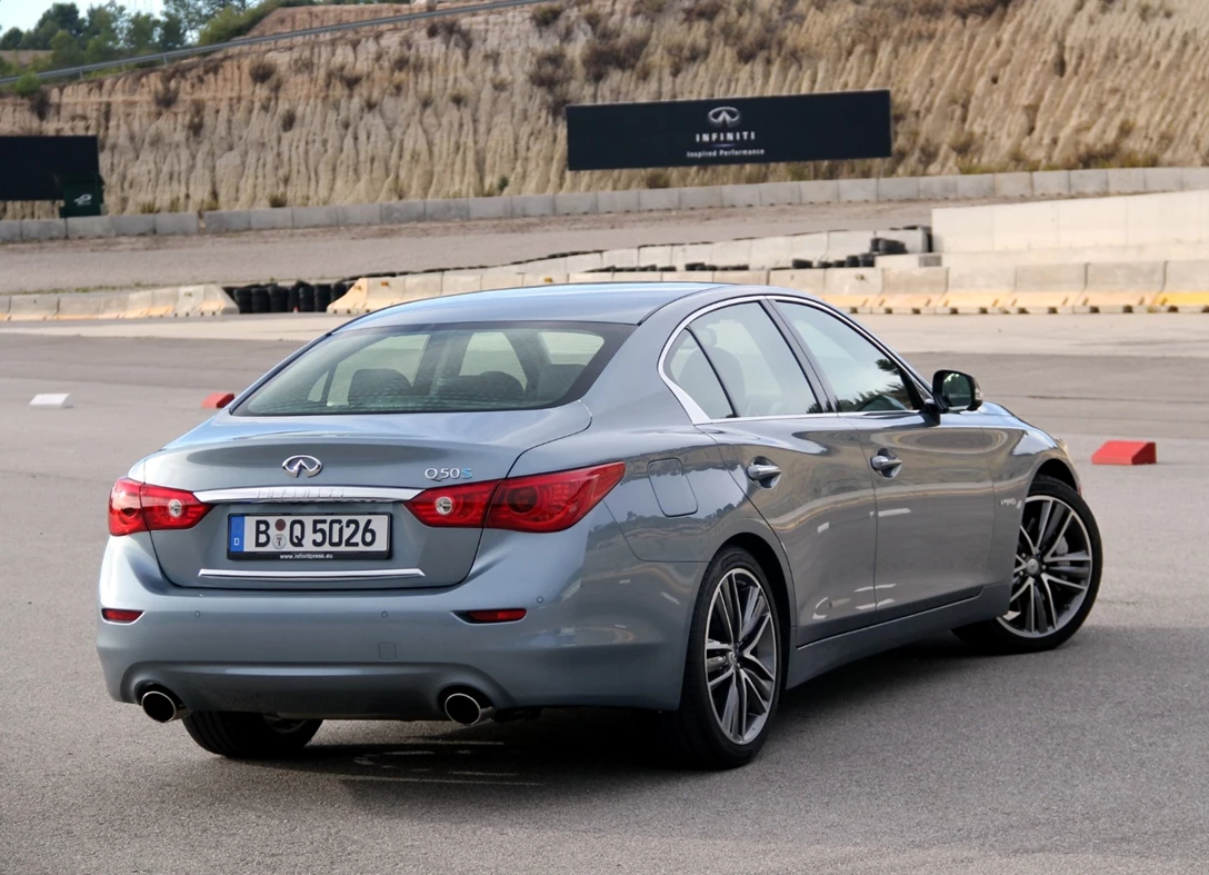 1670032-Infiniti-Q50-2015-03.jpg