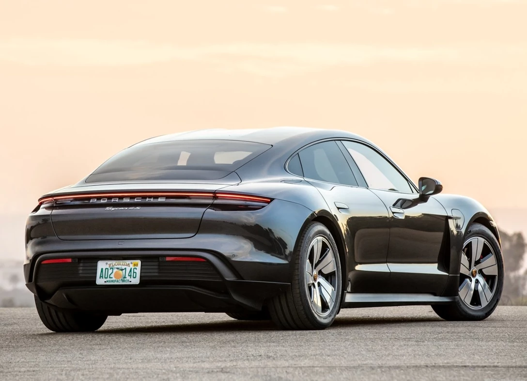 1665038-Porsche-Taycan_4S-2022-02.jpg