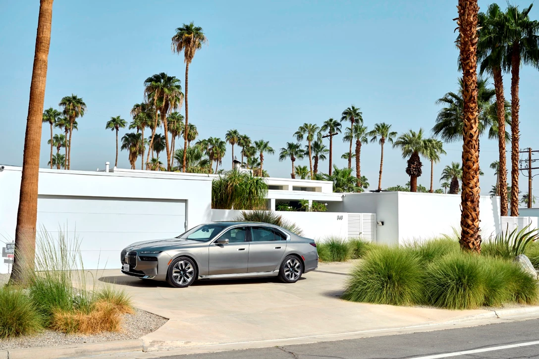 1670747-BMW i7 xDrive Oxid Grey_028.JPG