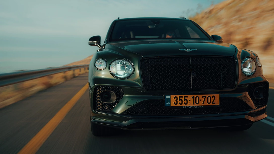 1661394-Bentley Bentayga S 2022.00_07_28_05.Still020 copy.jpg