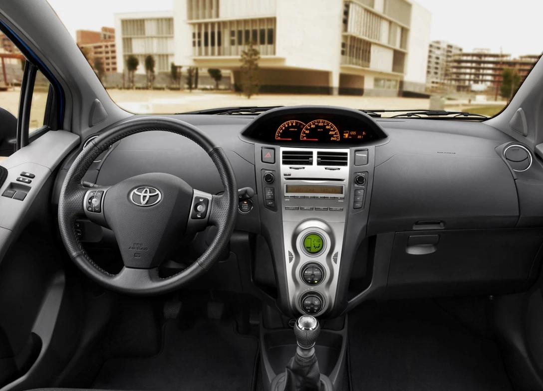 1686569-Toyota-Yaris-2011-05.jpg