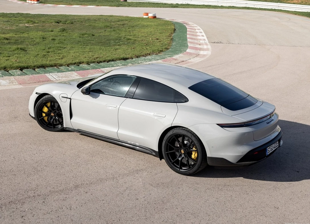 1665039-Porsche-Taycan_GTS-2022-08.jpg