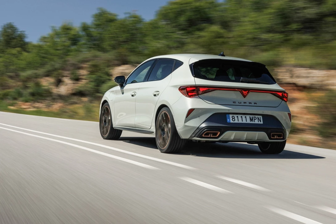 1700668-CUPRA_LEON_5D_TAIGA_GREY_DINAMIC_019.jpg