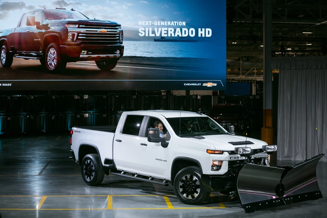 1611309-SilveradoHDReveal05.jpg