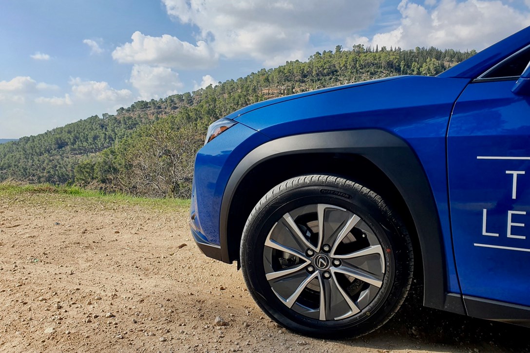 1637104-לקסוס UX 300e - 8.jpeg