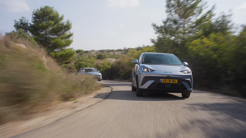 BYD דולפין סרף בנסיעה