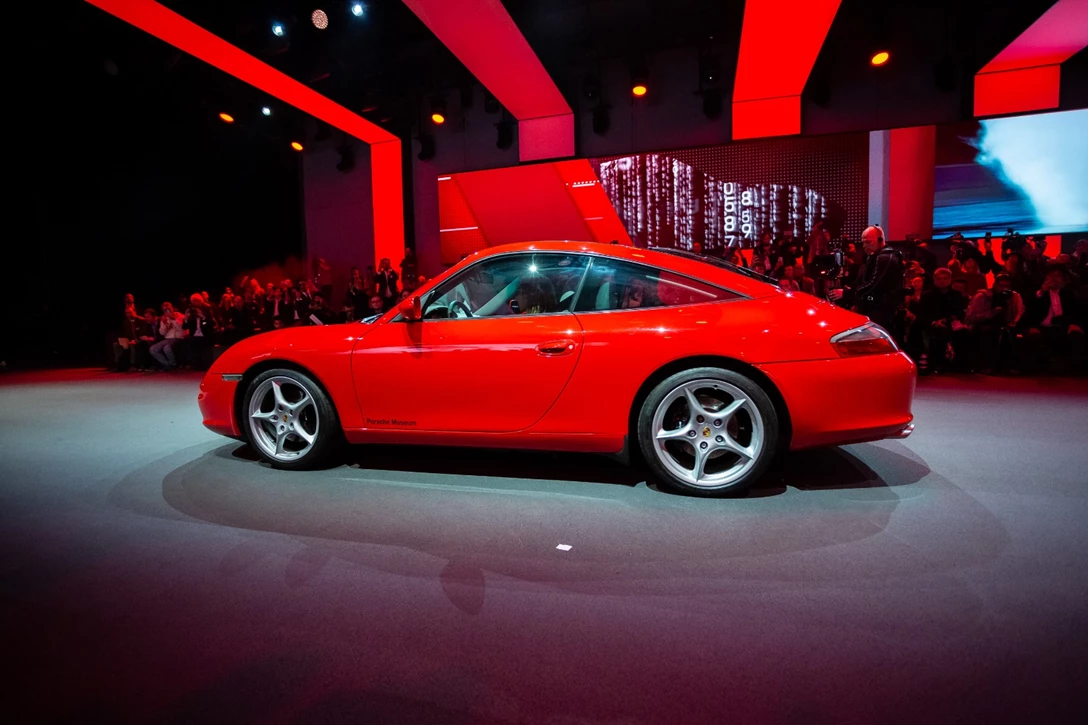 1607649-PORSCHE_992_World_Premiere_PECLA_023.jpg