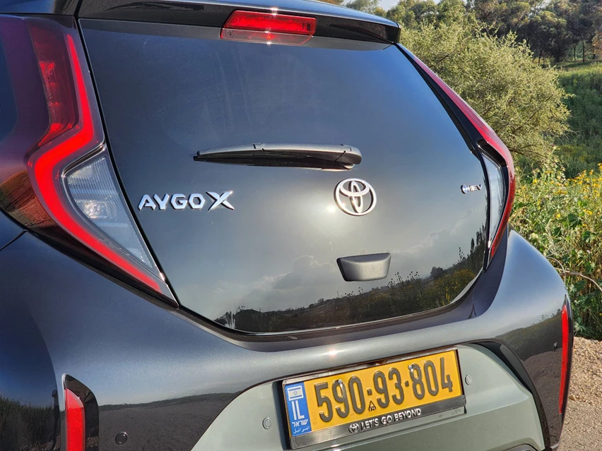aygo_x_hybrid_615737.jpg