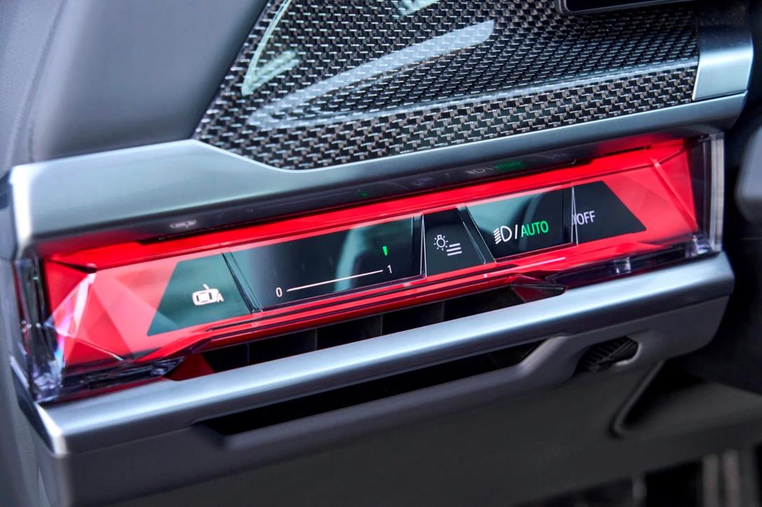 1670805-BMW 760i xDrive Mineral White Interior_016.JPG