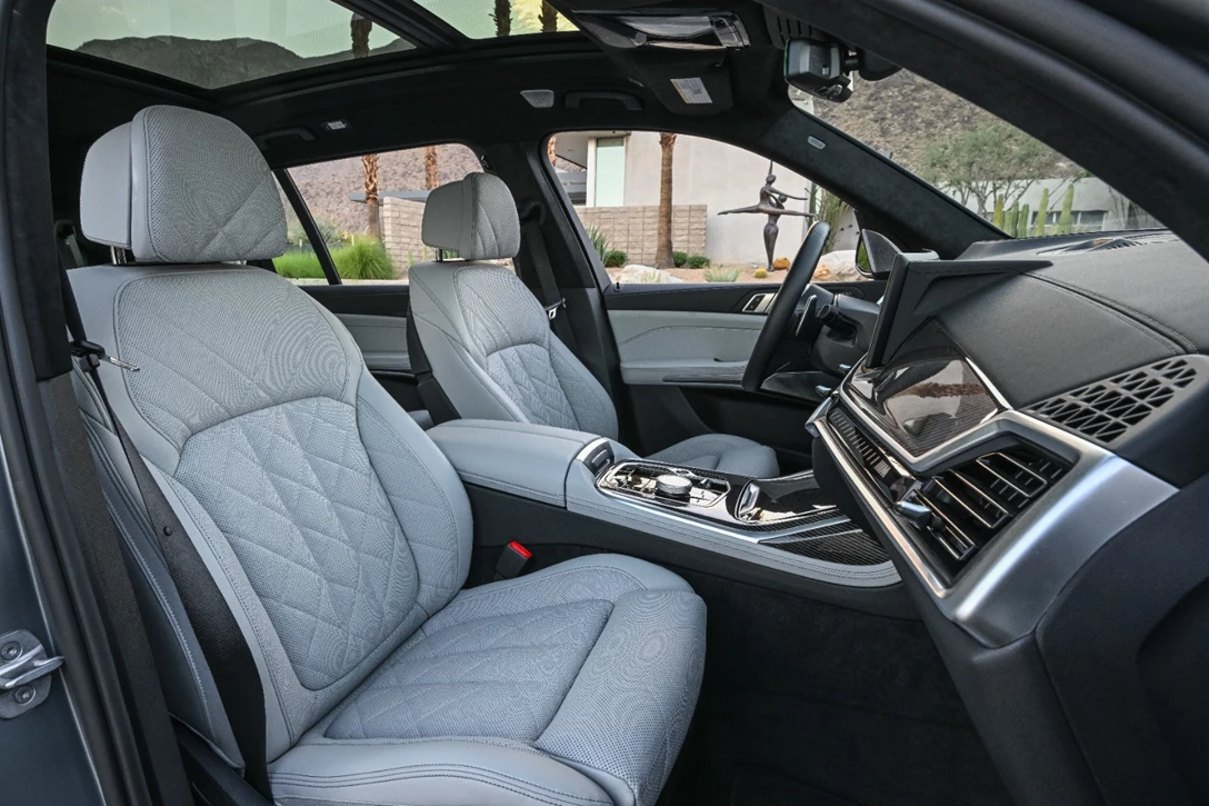 1670254-BMW X7 40i frozen grey112.jpg