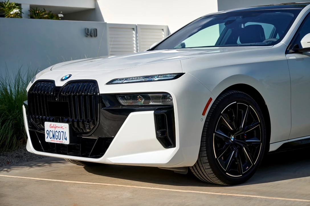 1670814-BMW 760i xDrive Mineral White_042.JPG