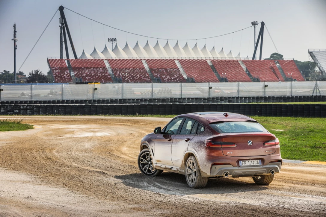 1609450-02 Nuova BMW X4_Statiche.jpg