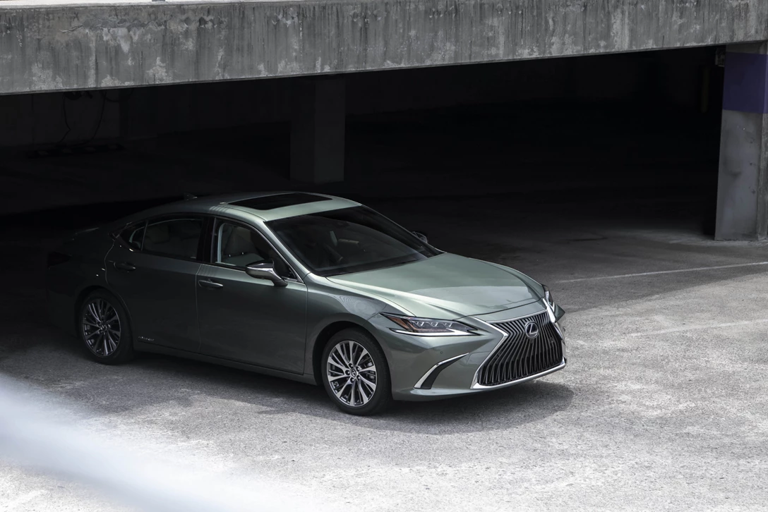 1608320-14-hv-lexuses300h-sunlightgreen1.jpg