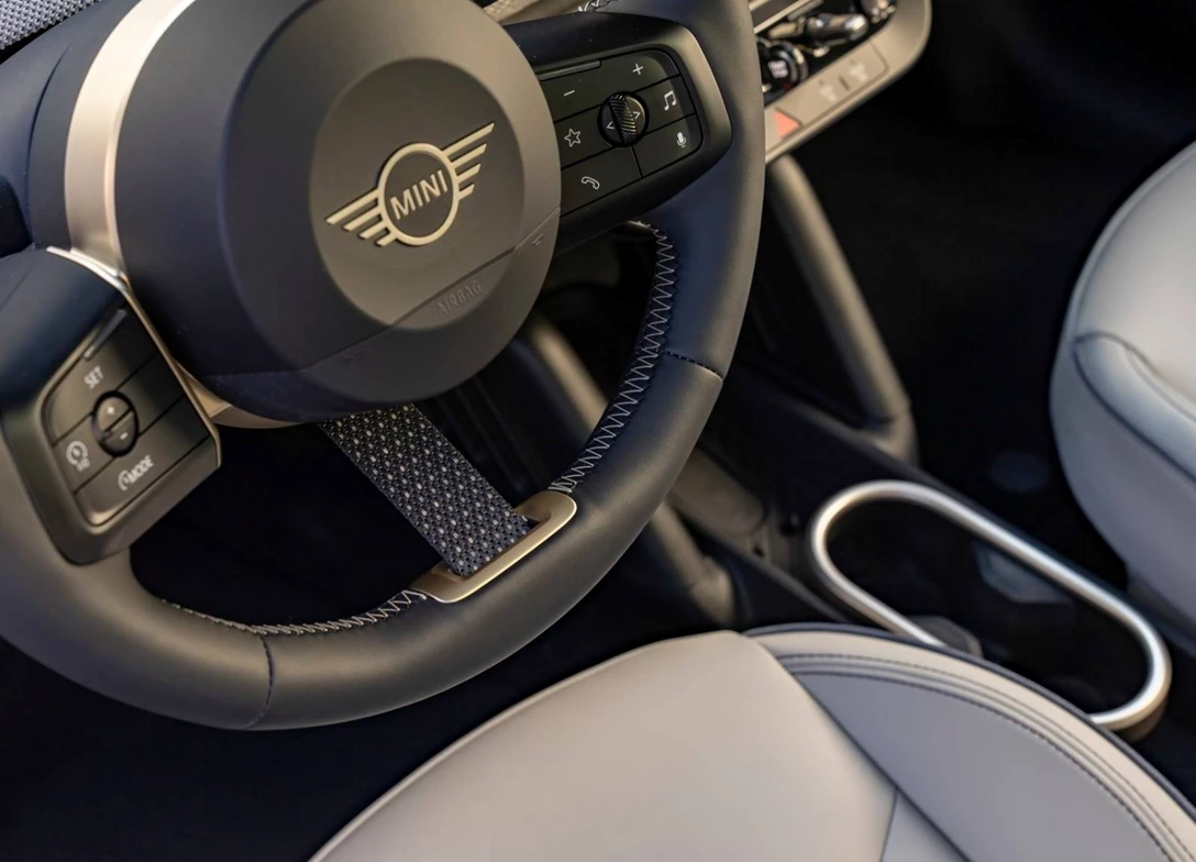 1696821-Mini-Cooper-Electric-2024-06.jpg