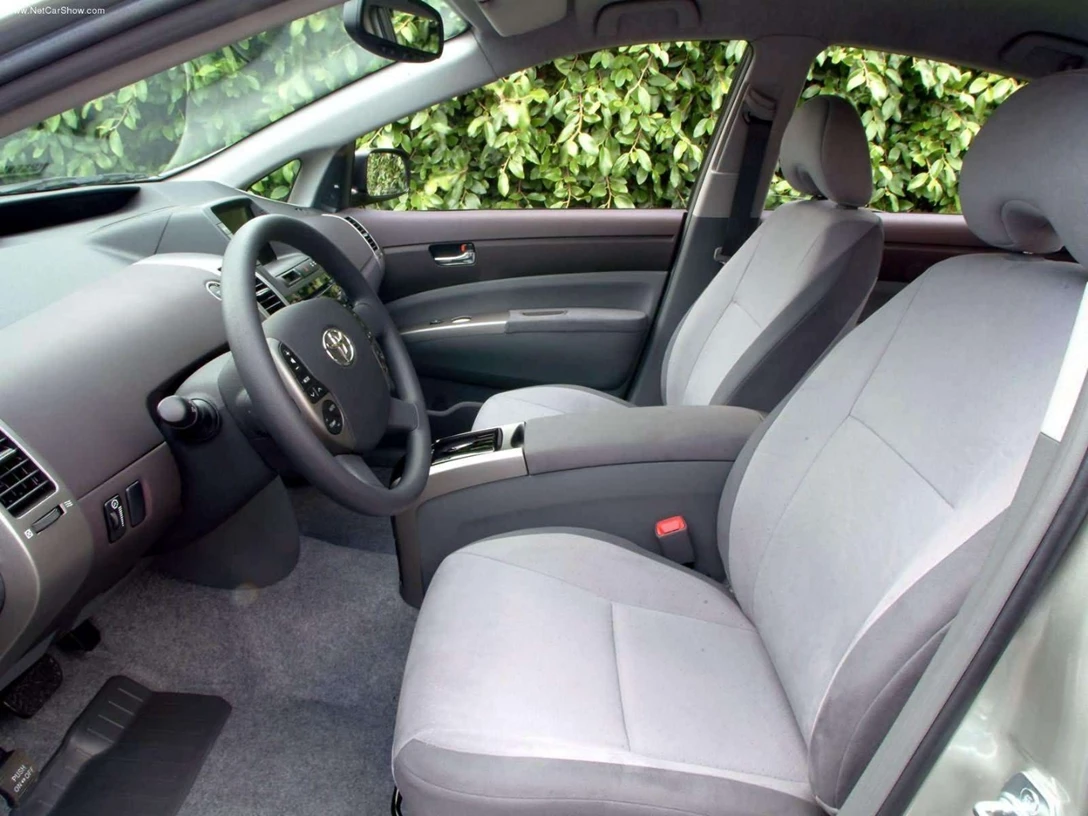 1592156-Toyota-Prius 6.jpg