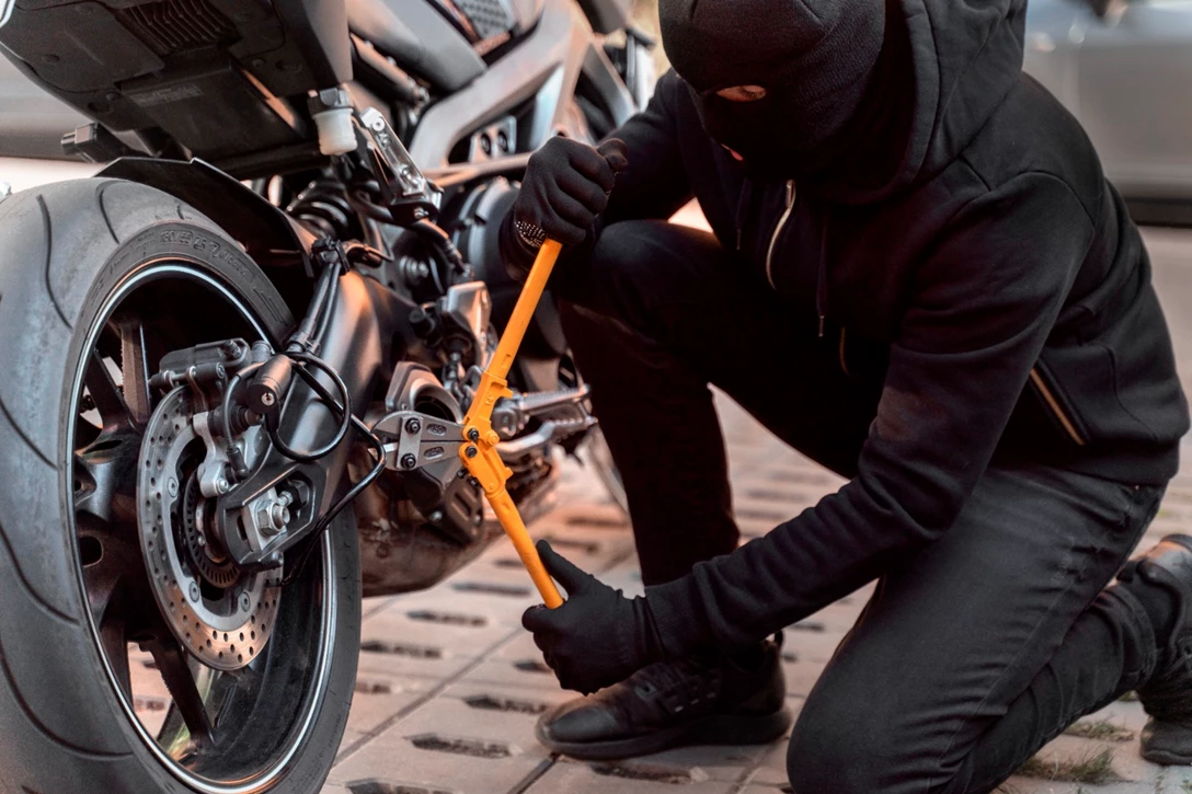 1692740-close-up-man-preparing-steal-motorcycle.jpg