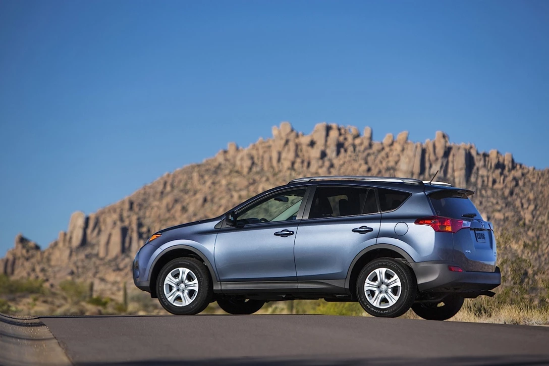 1646239-Toyota-Rav4-2015-04.jpg
