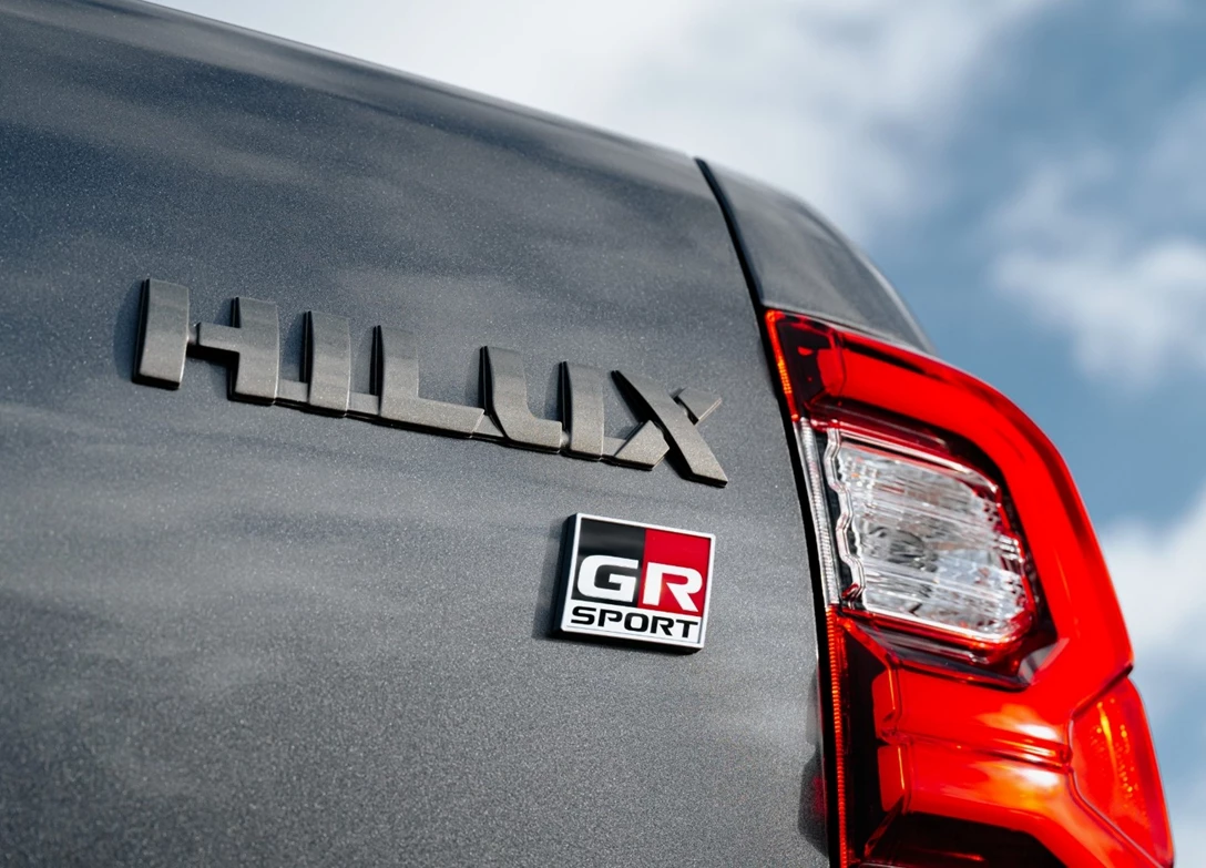 1684384-Toyota-Hilux-2023-14-GR-Sport.jpg