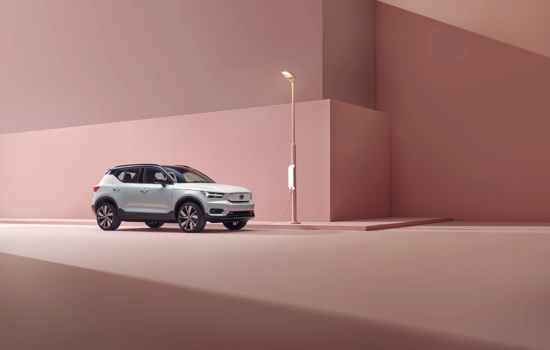 1623882-259201_Volvo_XC40_Recharge_P8_AWD_in_Glacier_Silver.jpg