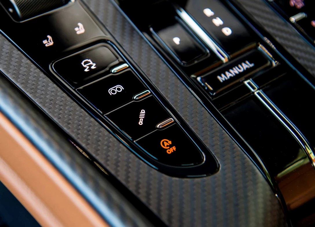 1709495-Aston_Martin-DB12-2024 (11).jpg