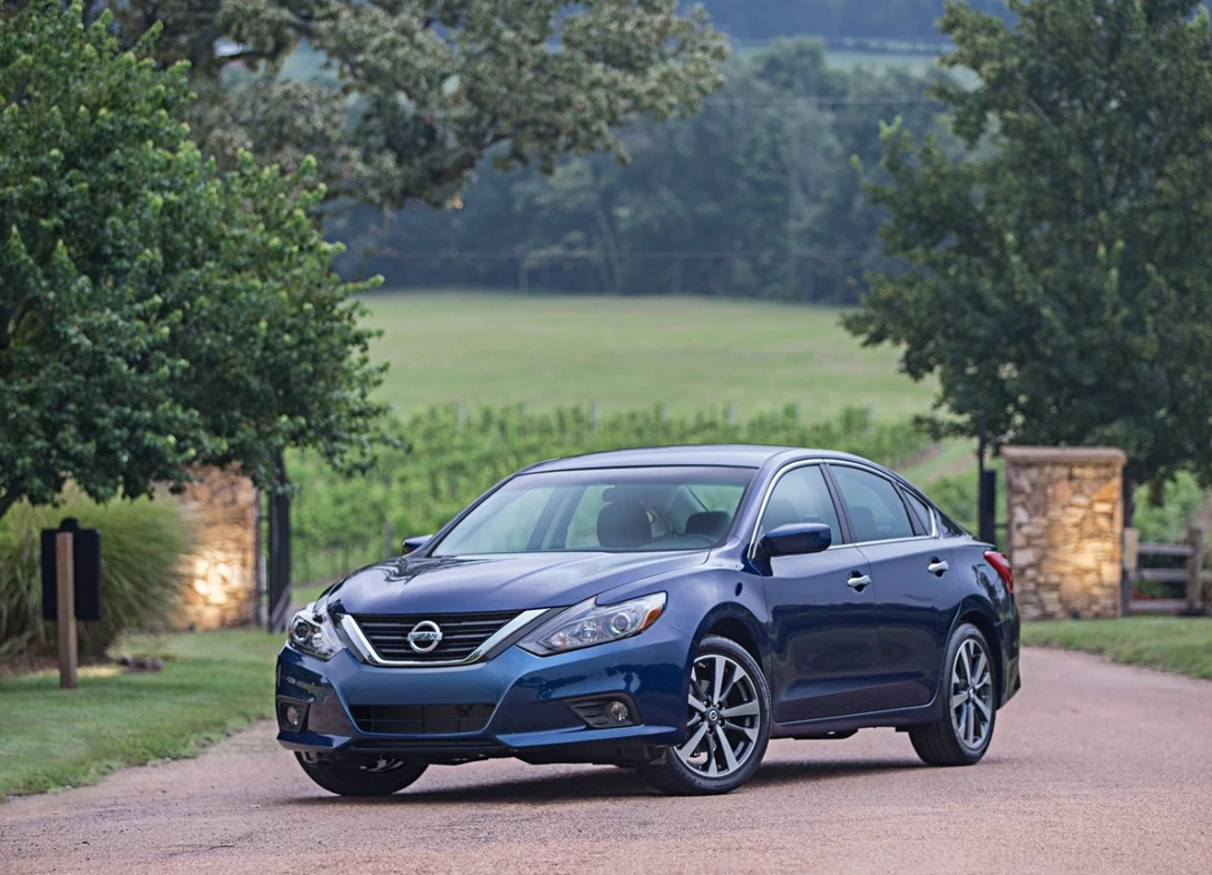 1671444-Nissan-Altima_SR-2017-01.jpg