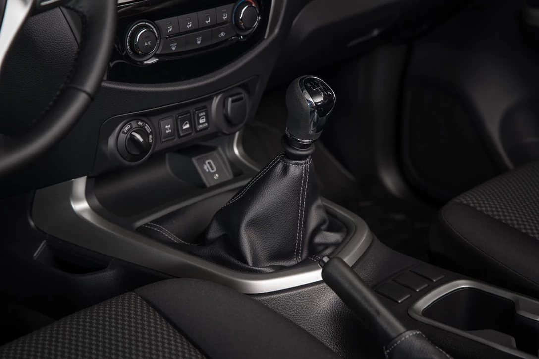 1617396-Nissan Navara King Cab - Gear stick 2.jpg