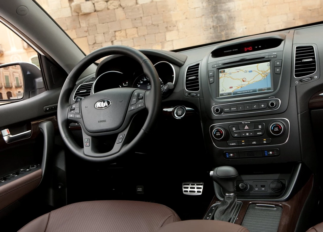 1686468-Kia-Sorento-2012-15.jpg