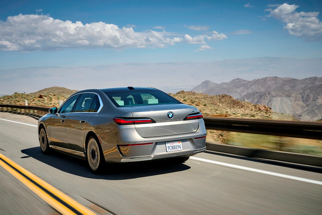 1670740-BMW i7 xDrive Oxid Grey_020.JPG