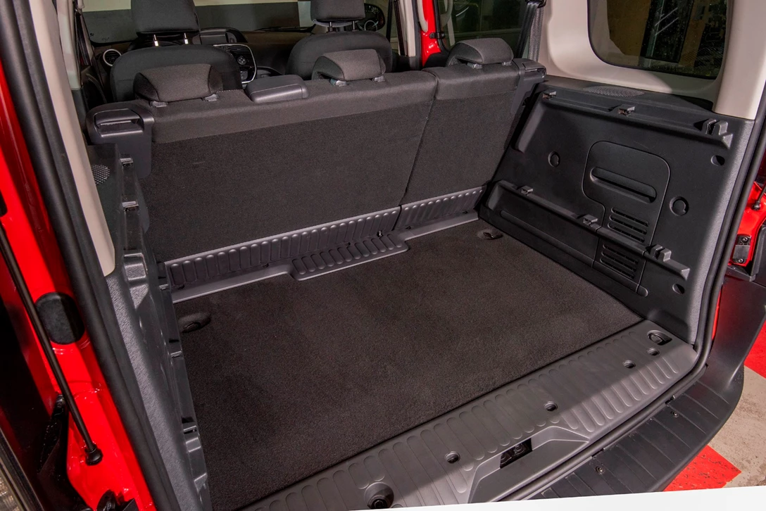 1616355-Nissan NV250 M1 Passenger van - Interior 4.jpg