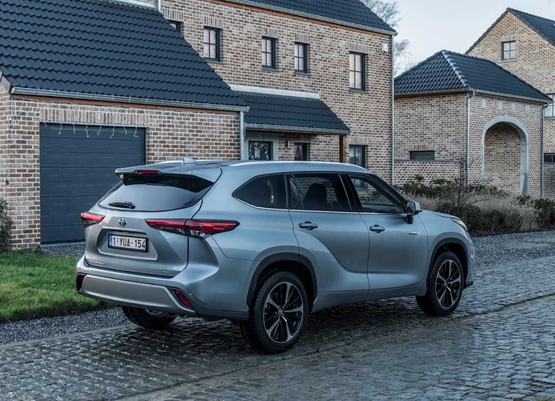 1674500-Toyota-Highlander_EU-Version-2023-02.jpg