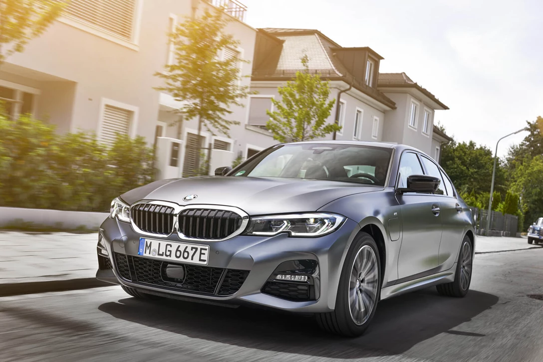 1624683-02-P90359873_highRes_the-all-new-bmw-330e.jpg