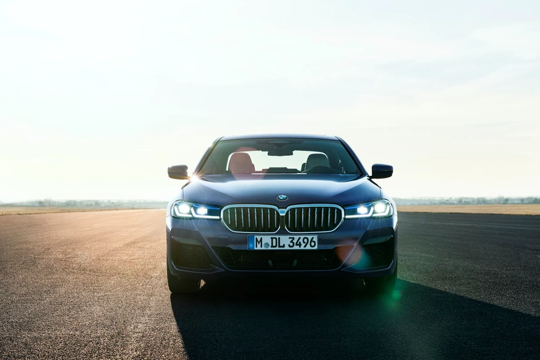 1632584-P90389013_highRes_the-new-bmw-530e-xdr.jpg