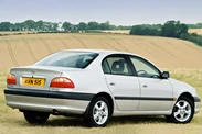 Toyota-Avensis-1998-2003-04.jpg