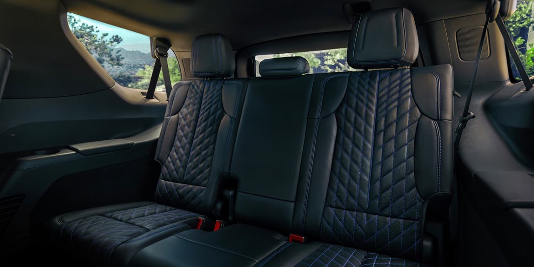 1707358-my26-escalade-iql-gallery-interior-modal-rear-seat-v2.jpg.jpeg