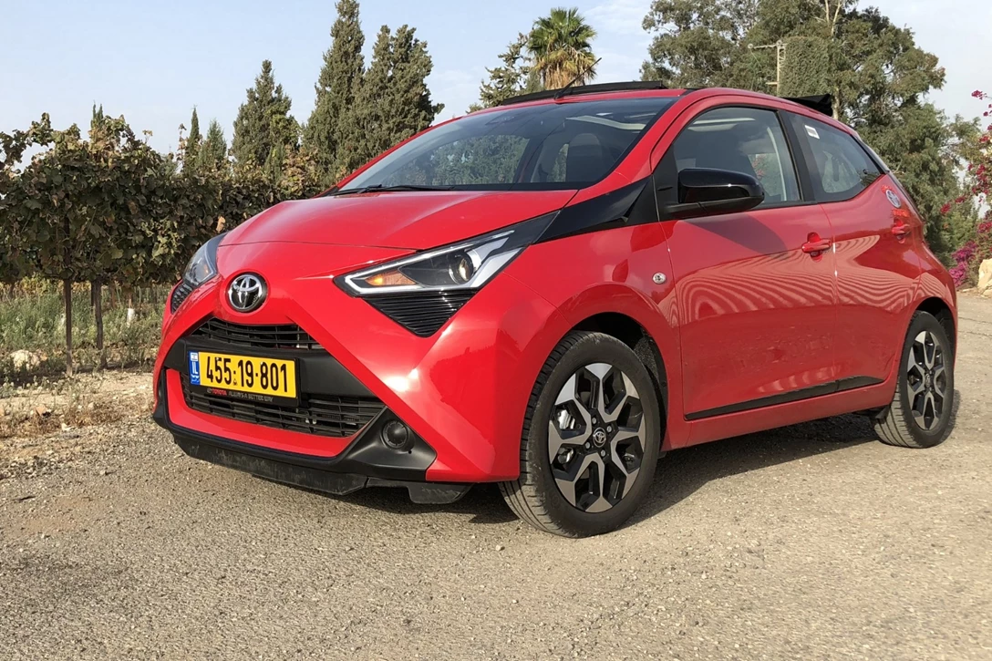 1606435-טויוטה אייגו מתיחת פנים גג נפתח (12).jpg