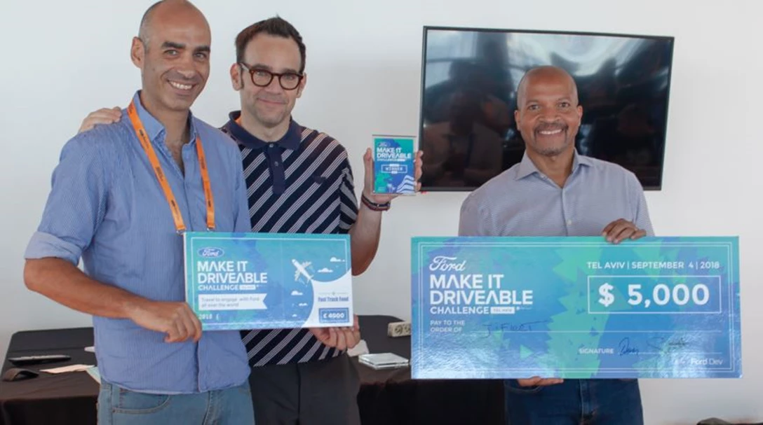 1602782-דון באטלר וסקוט ליונס מפורד עם נציג ג'יפליט.JPG