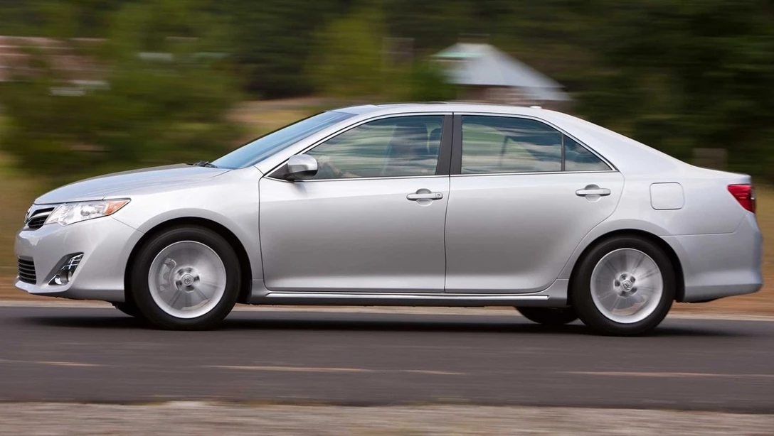1680934-Toyota-Camry-2012-1280-08.jpg