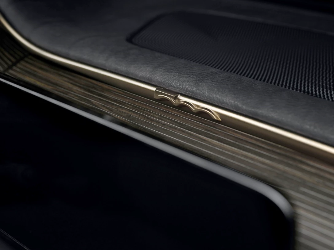 1631454-10_500 Giorgio Armani.jpg