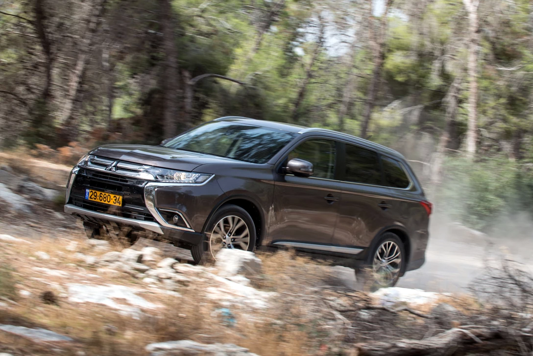 1589562-מיצובישי אאוטלנדר מתיחת פנים מבחן דרכים (9).jpg