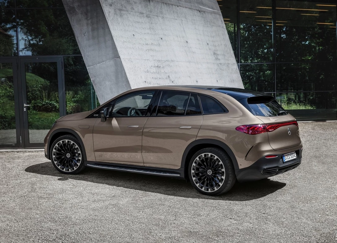 1670241-Mercedes-Benz-EQE_SUV-2023-03.jpg
