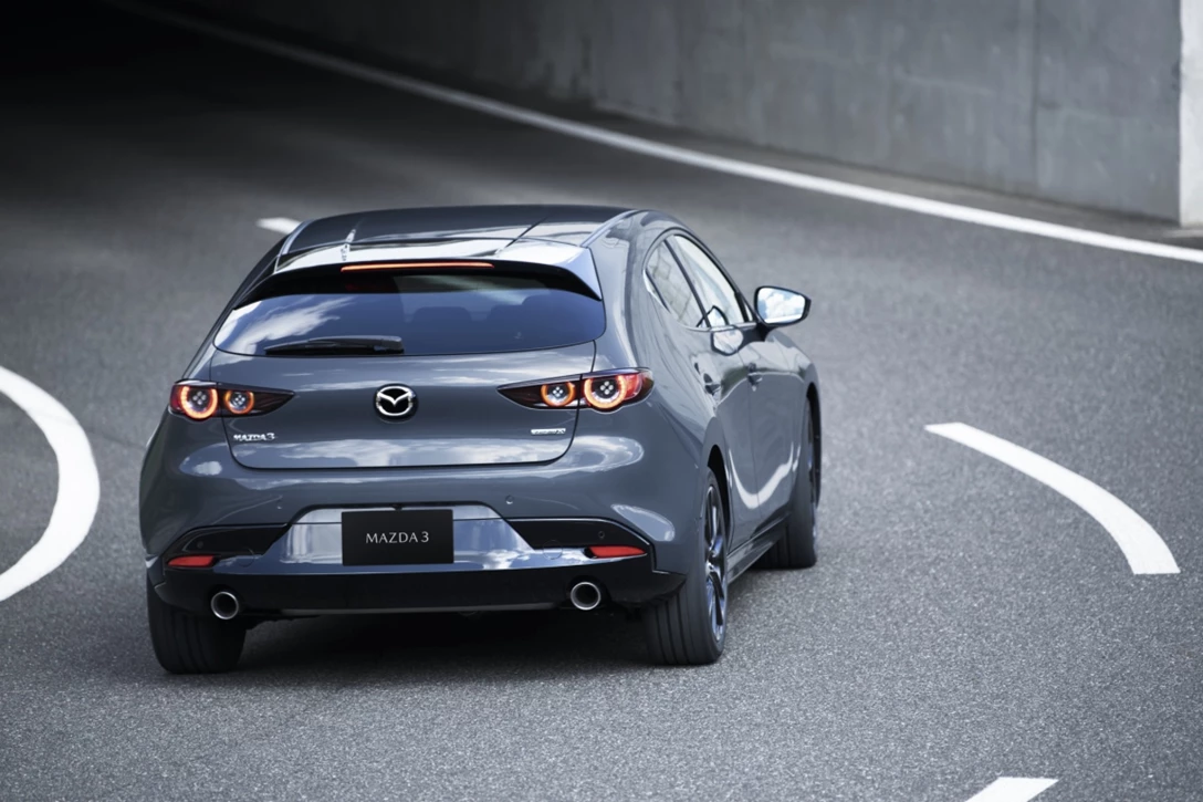 1607543-11_All-New-Mazda3_5HB_EXT_Polymetal-Gray-Metallic_hires.jpg