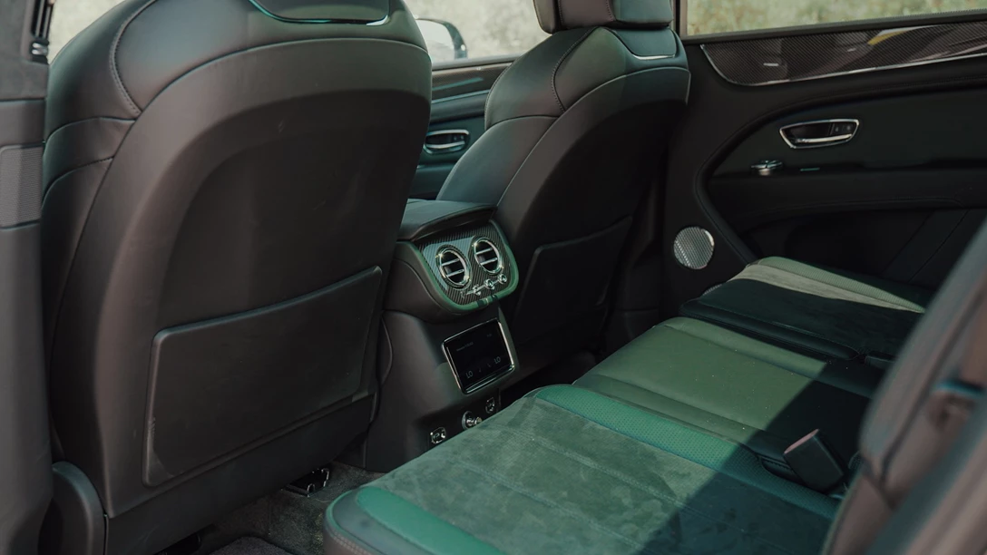 1661425-Bentley Bentayga S 2022.00_31_30_17.Still056 copy.jpg