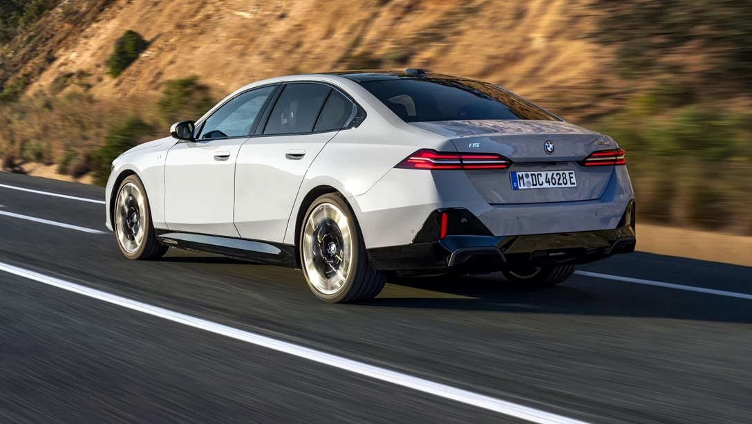 1682855-P90505018_highRes_the-new-bmw-i5-edriv-min.jpg