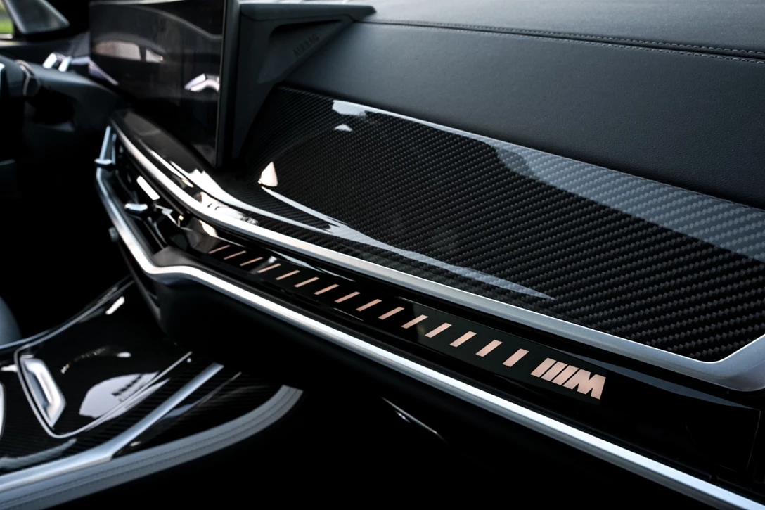 1670255-BMW X7 40i frozen grey113.jpg