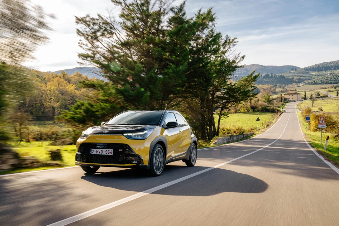 2026_Aygo X_GR Sport_Mustard_Dynamic_001.jpg