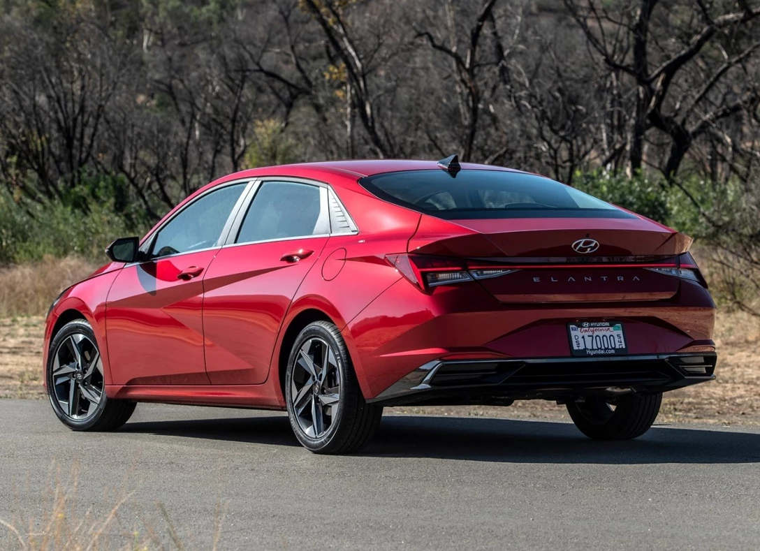 1674121-Hyundai-Elantra-2023-02.jpg