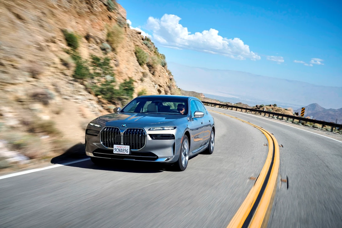 1670733-BMW i7 xDrive Oxid Grey_007.JPG