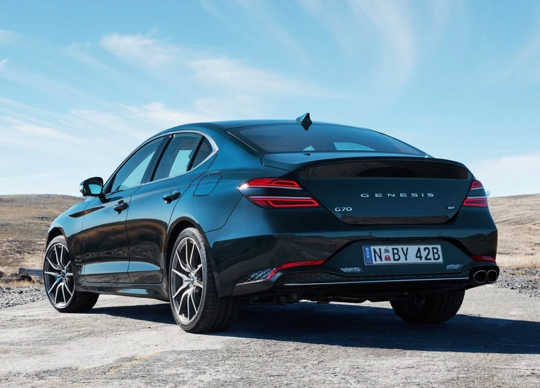 1680457-Genesis-G70-2023-02.jpg