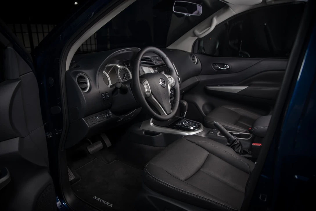 1617403-Nissan Navara Double Cab Blue - Interior 2.jpg