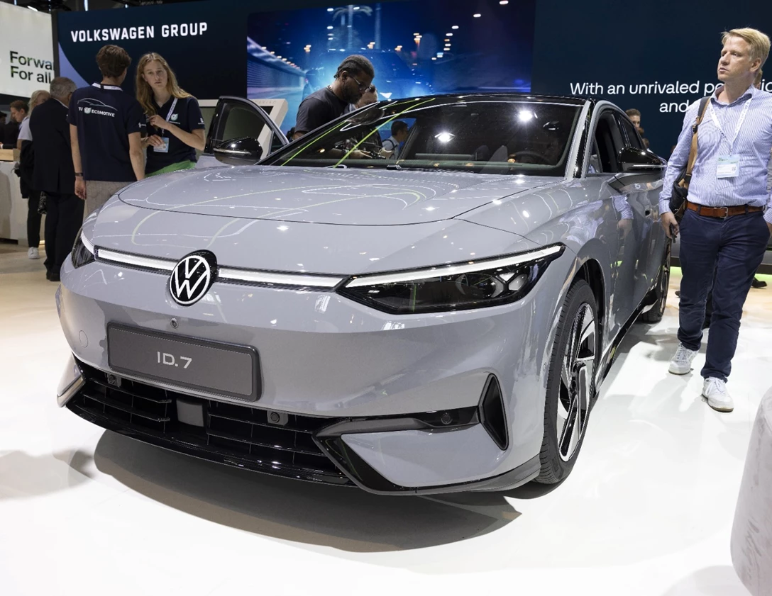 1688071-VW ID.7 FRONT-min.jpg